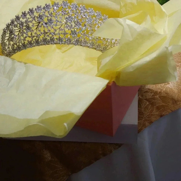 7pc. Unique One-Of-A-Kind Flower Tiara Bridal Set - Picture 12 of 13